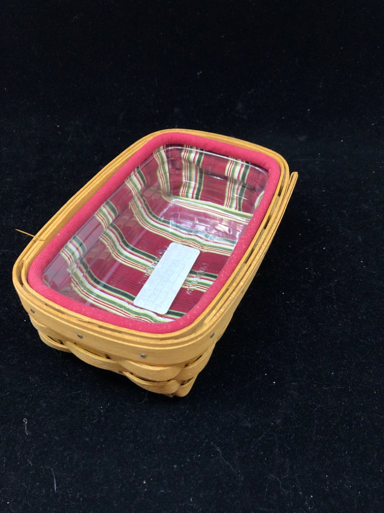 2004 SHALLOW RED AND GREEN RECTANGLE BASKET W PLASTIC LINER.