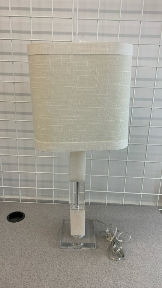 MARBLE AND GLASS BASE LAMP W/CREAM SHADE.