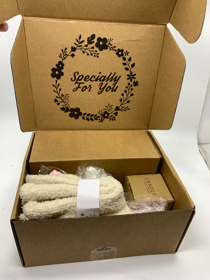 NIB GIFT SET-CANDLE/FLOWER HAIR CLIP/BATH BOMB/SCRUNCHIE/SOAP/SOCKS/GLASS TUMBLE