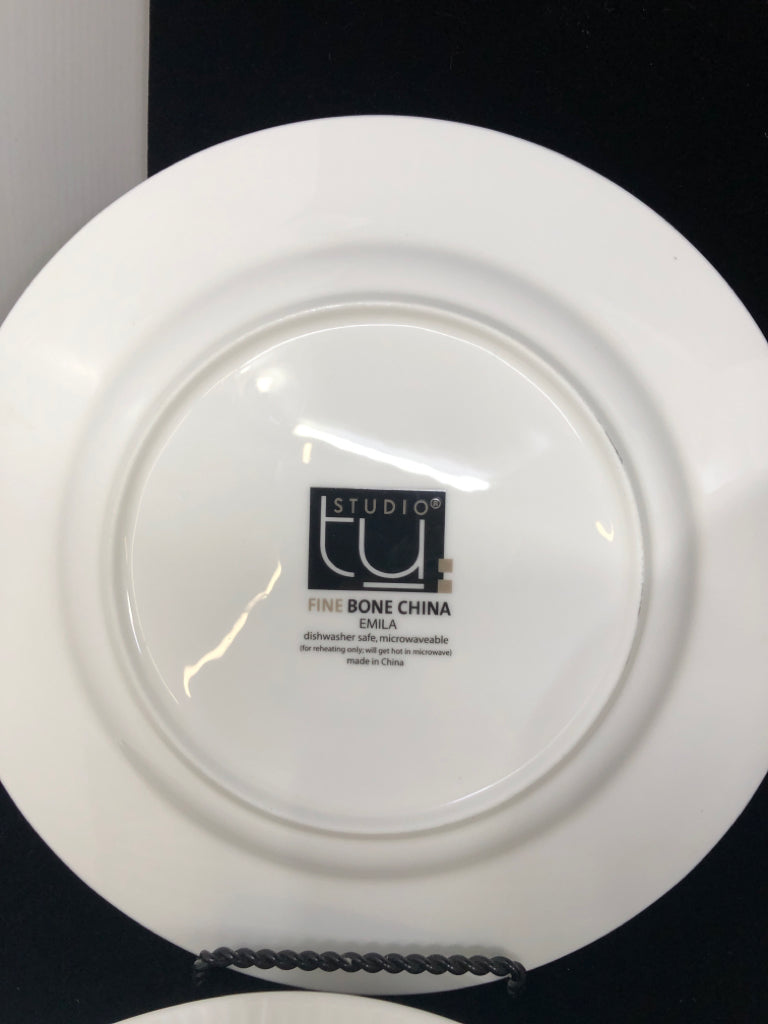 18 PC WHITE BONE CHINA DINNERWARE.