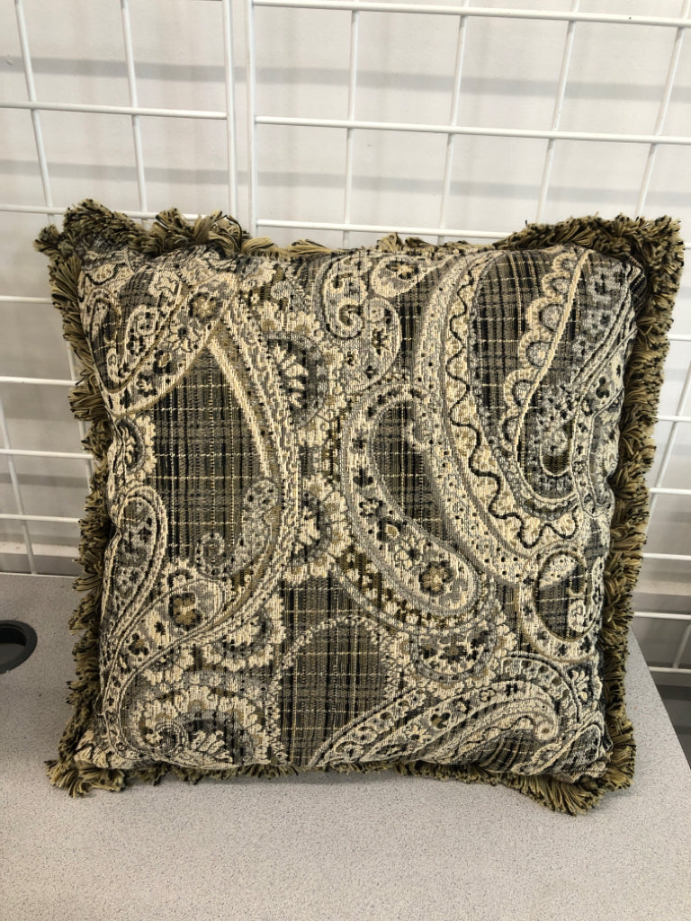 BEIGE PAISLEY PILLOW W/TASSELS.