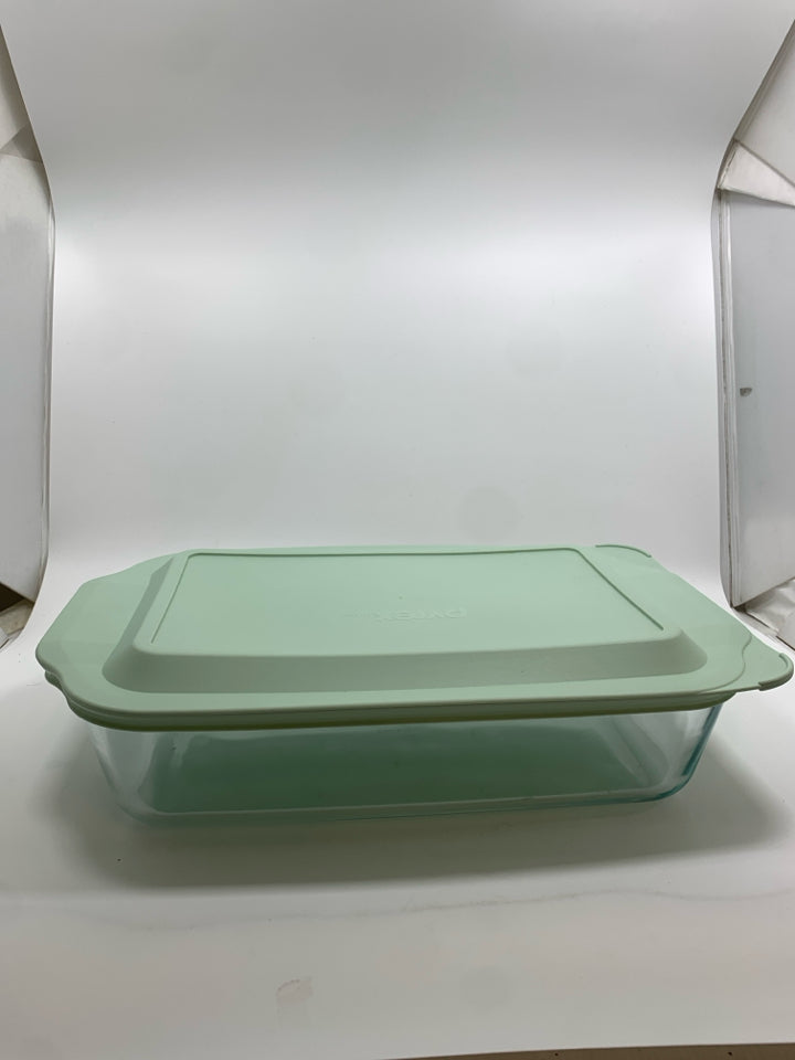 GLASS PYREX BAKING DISH W/TEAL PLASTIC LID.