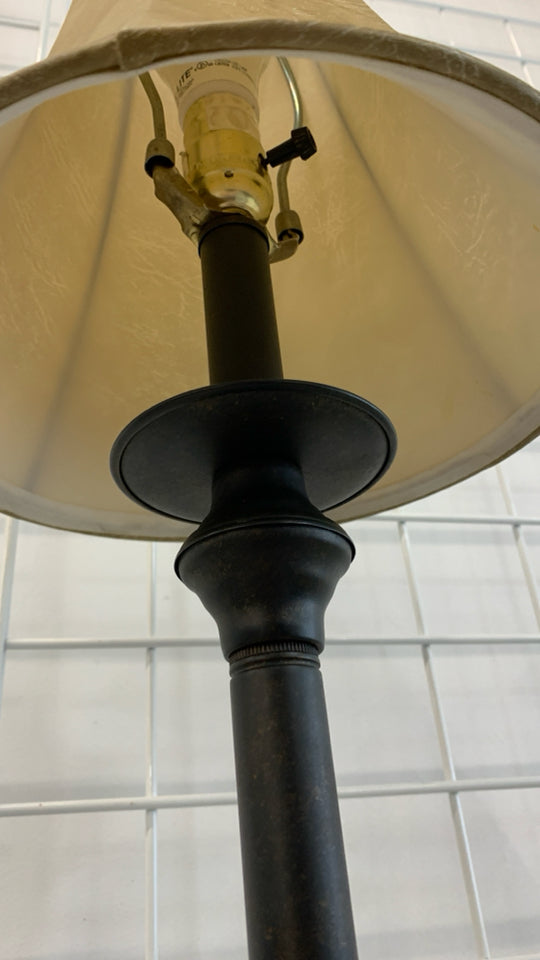 BLACK METAL BASE LAMP W/TAN FAUX LEATHER SHADE.