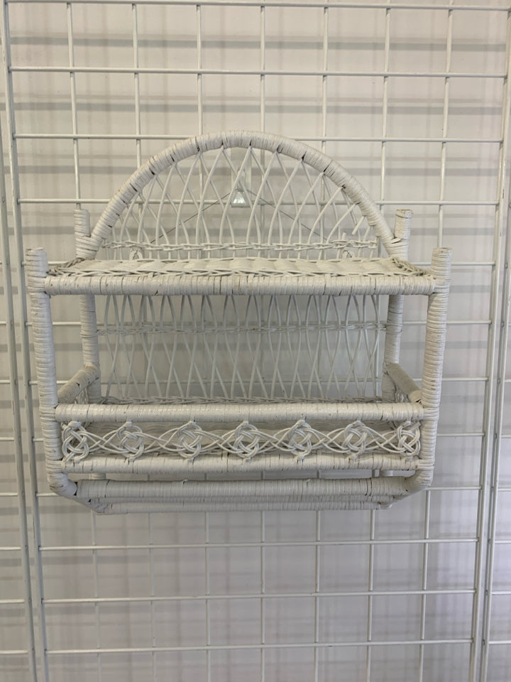 WHITE WICKER BATHROOM WALL SHELF W/TOWEL BAR.