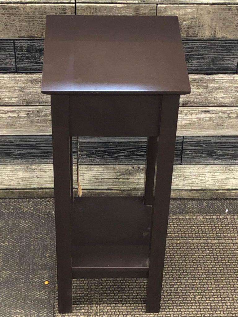 SM BROWN PLANT STAND W/WOOD DESIGN.