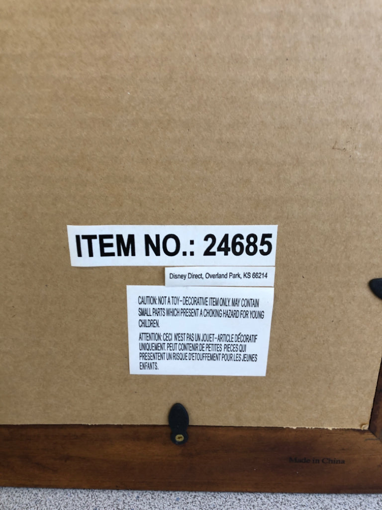 SNOW WHITE W/DOVES DISNEY PRINT IN WOOD FRAME.