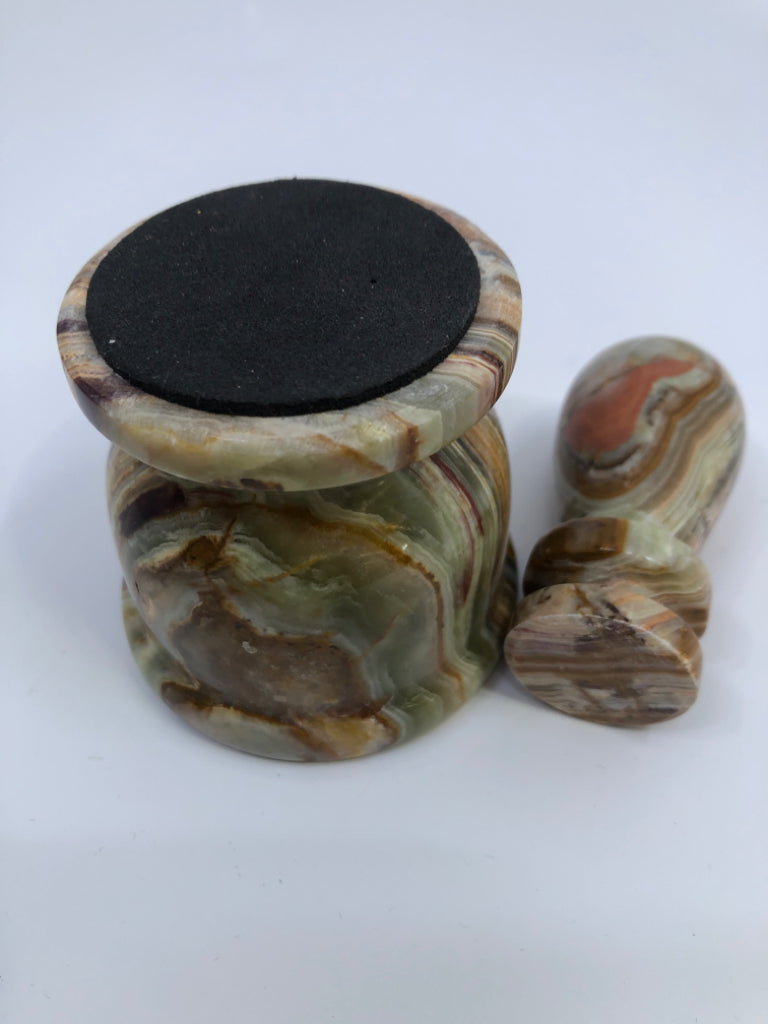 MARBLE MINI MORTAR AND PESTLE.