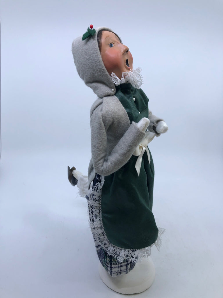 WOMAN CAROLER GREEN DRESS WHITE BOW LACE GRAY COAT "THE SKATERS" 1991 BYERS' CHO
