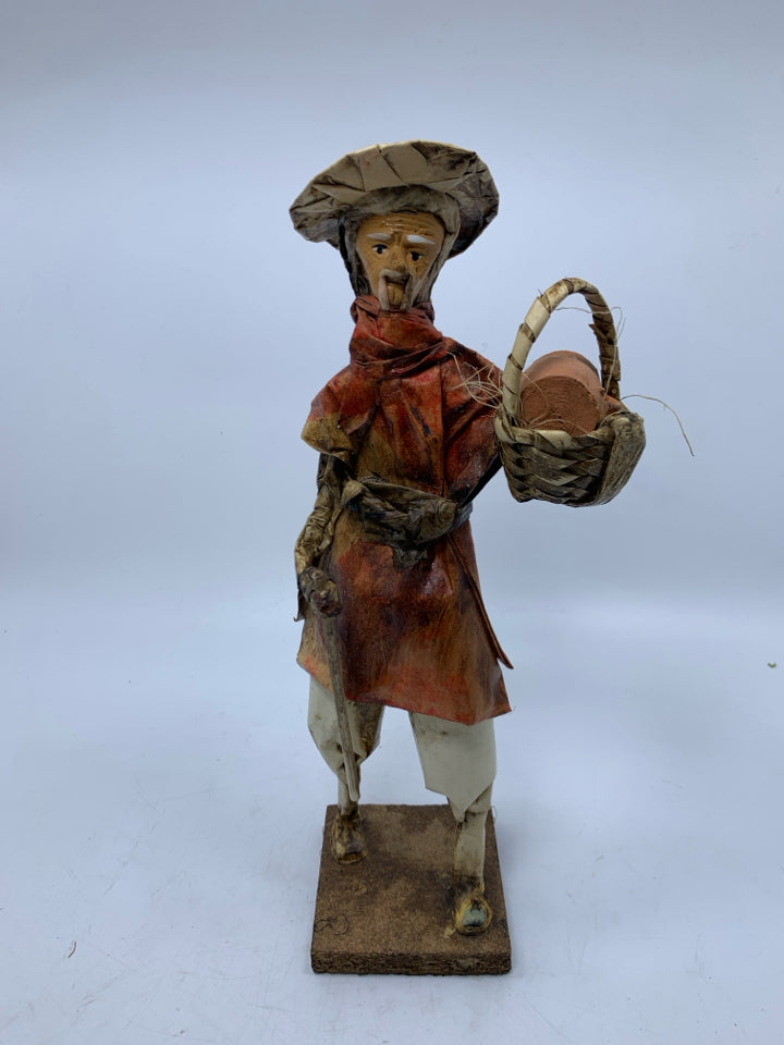 MEXICAN FOLK ART PAPER MACHE FIGURES.