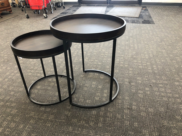 2 BLACK AND BROWN ROUND NESTING SIDE TABLES.