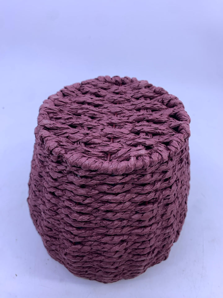 APPLE SHAPED WOVEN BASKET W/LID.