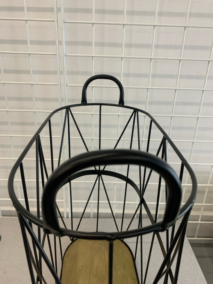 METAL SIDE BASKET W/WOODEN BASE.