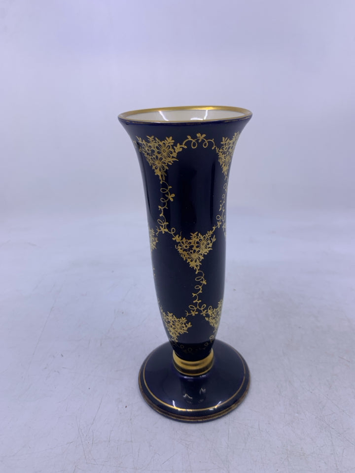 FOOTED COBALT BLUE VASE W/ GOLD FLOWER CLUSTER DESIGNS.