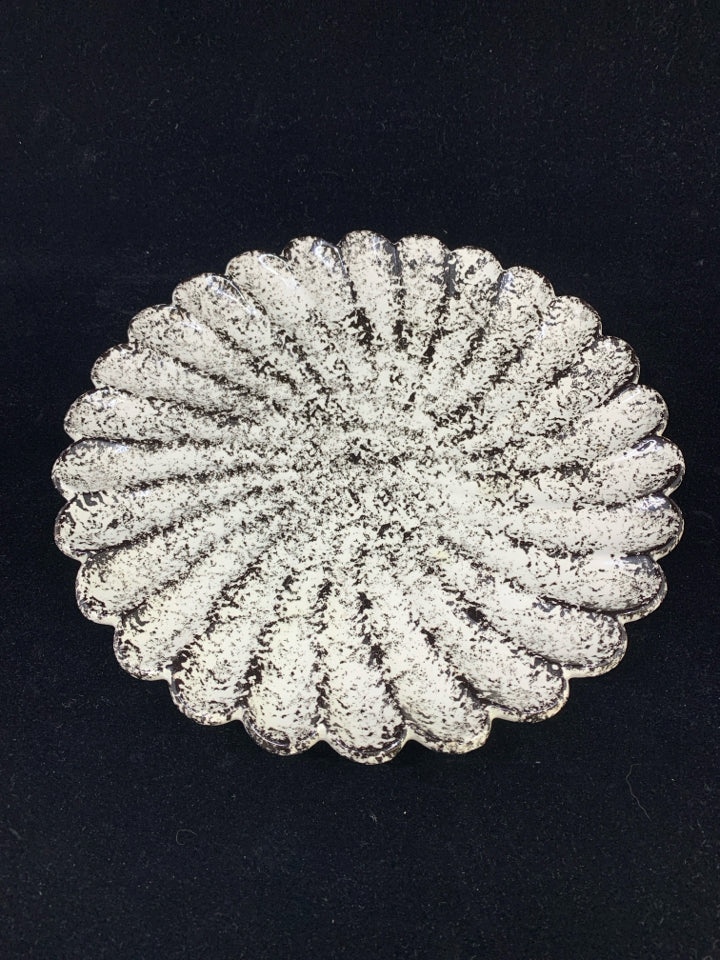 VTG BLACK SPECKLED PLATE HOLLAND MOLD.