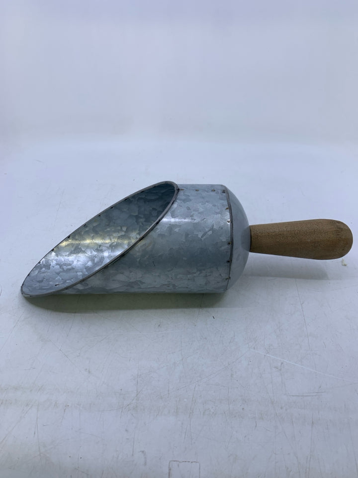 GALVANIZED SCOOP W/ WOOD HANDLE.