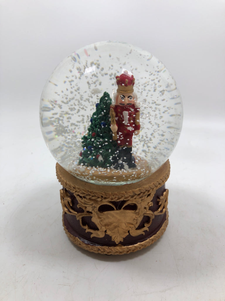 SANTA NUTCRACKER MUSICAL SNOW-GLOBE.