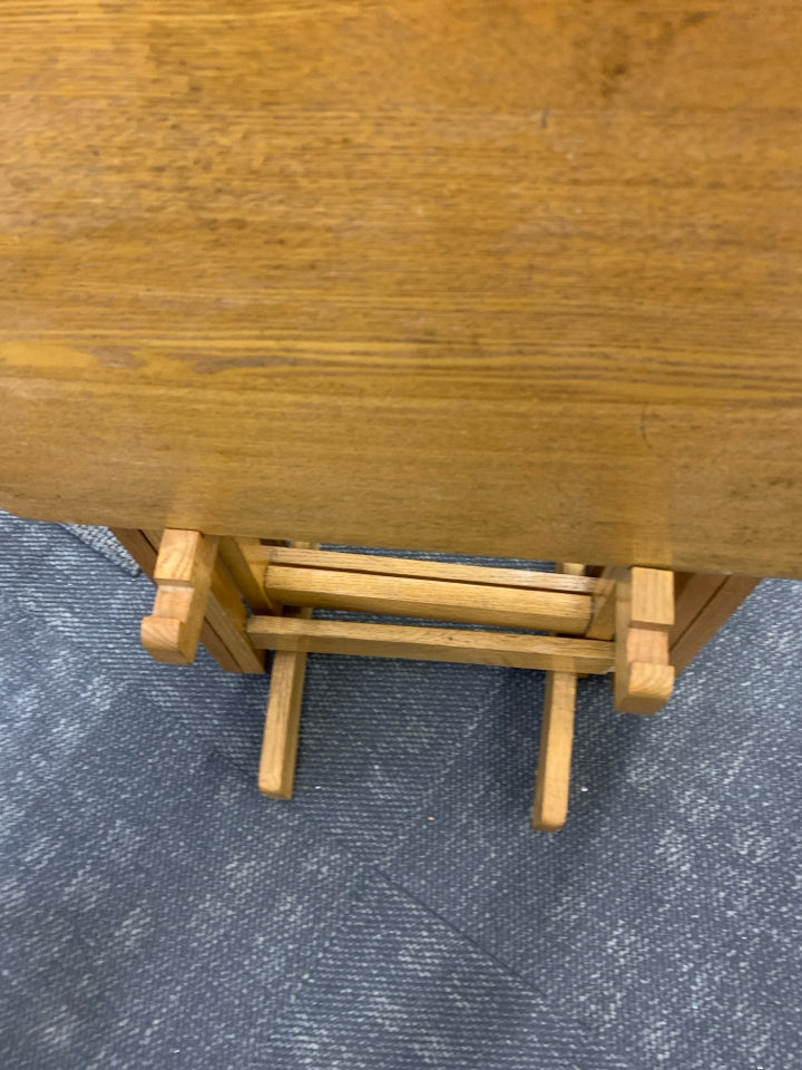 5 PC BLONDE TV TRAYS W/ STAND.