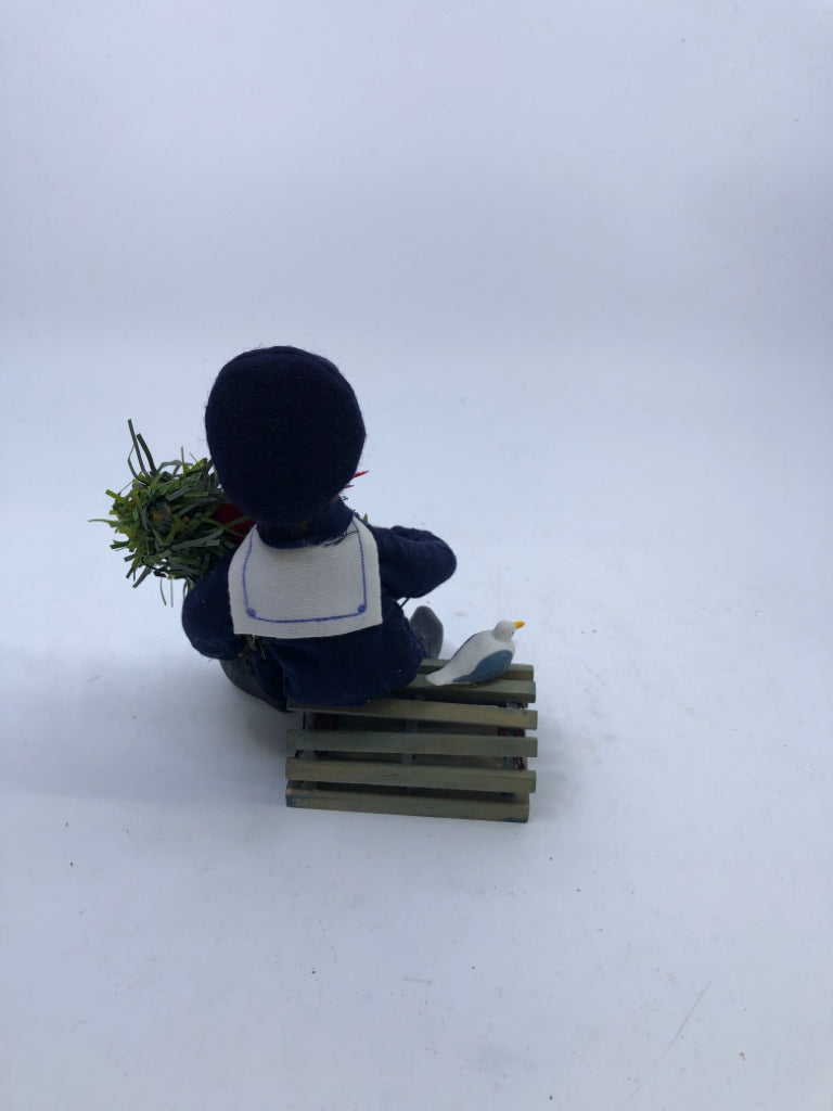 BYERS' CHOICE FISHERMAN SITTING W GARLAND.