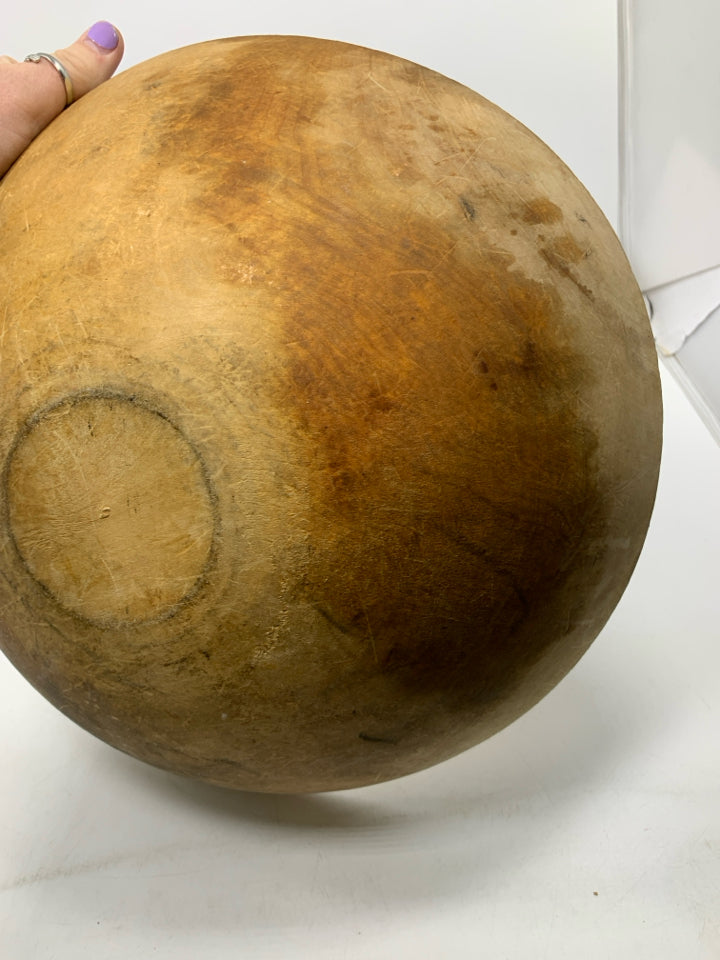 RUSTIC WOOD CARVED BOWL.