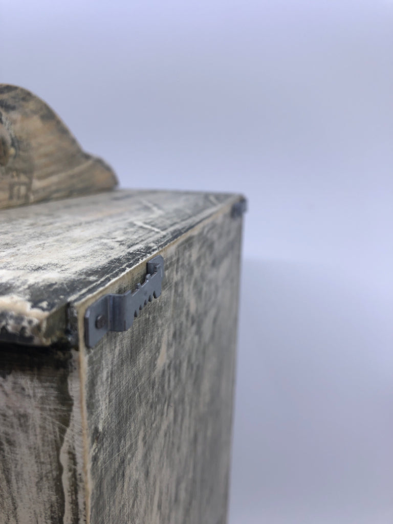 SMALL CREAM DISTRESSED MINI CABINET W DRAWERS.