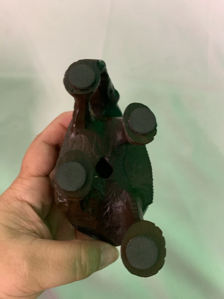 METAL CARVED ELEPHANT TEA LIGHT HOLDER.