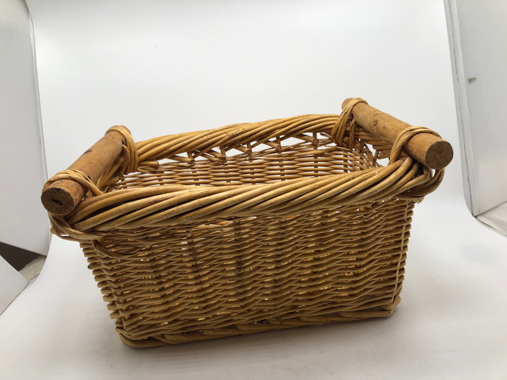 SM WICKER BASKET W/WOODEN HANDLES.