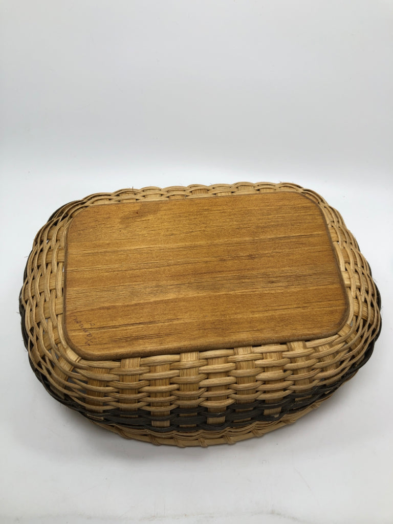WOODED DIVIDED GRAY-STRIPE WICKER BASKET.