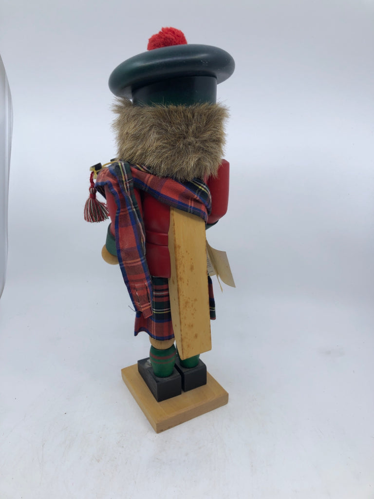 SCOTTISH BAGPIPER NUTCRACKER W GERMANY - HOLZKUNST CHRISTIAN ULBRICHT.