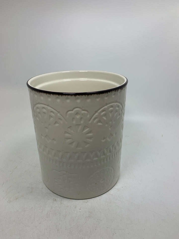 LARGE EMBOSSED DETAILS CROCK W/ BROWN EDGE.