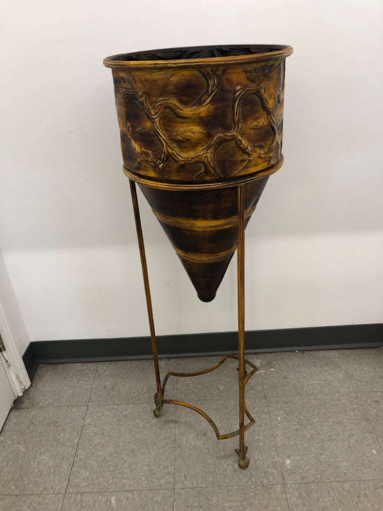 LARGE METAL TAN TEXTURED PLANTER IN STAND.