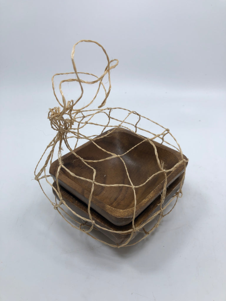2 SQUARE WOOD DIPPING BOWLS IN TWINE NETTING.