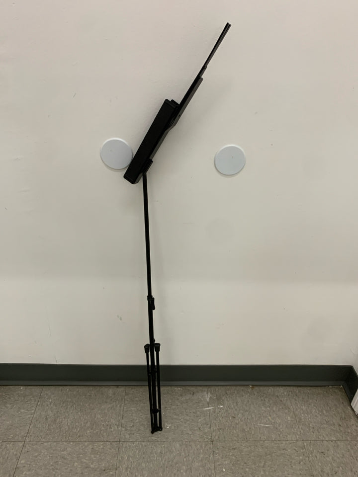 ADJUSTABLE BLACK METAL MUSIC STAND.