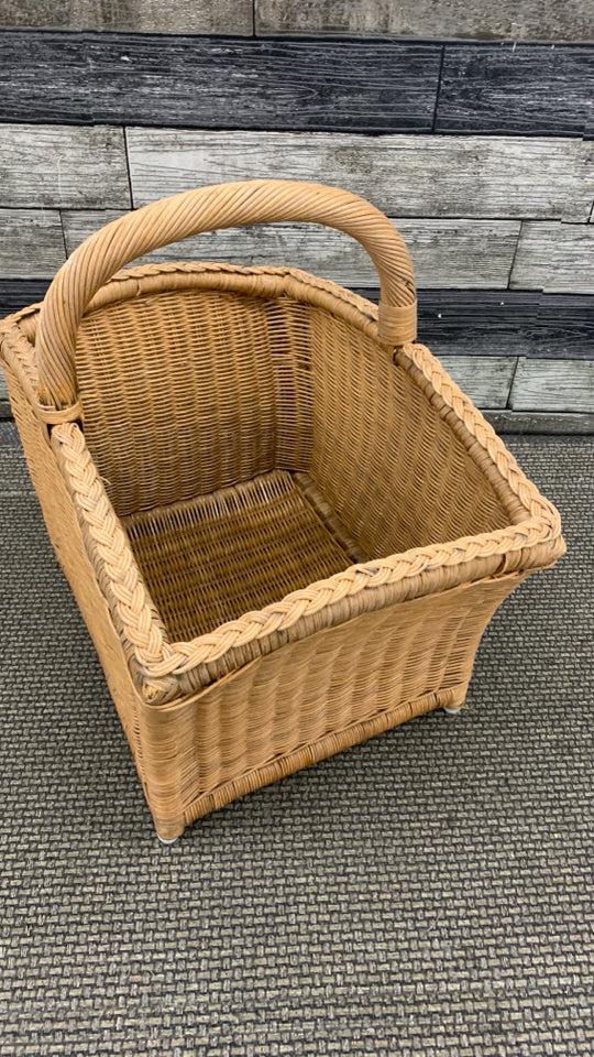 LG WICKER BASKET W/HANDLE.
