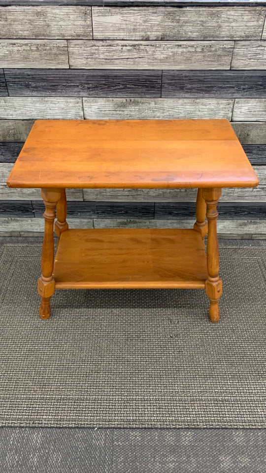 VTG WOOD SIDE TABLE W/SPINDLE LEGS AND SHELF *MINOR WEAR.