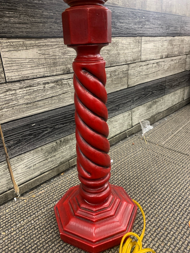 RED W CHECKERED SHADE LAMP.