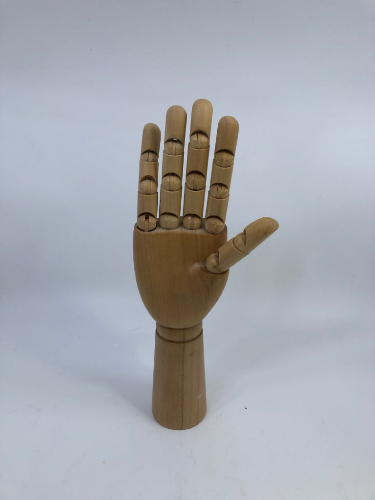 WOODEN ARTISTS PERSPECTIVE HAND.