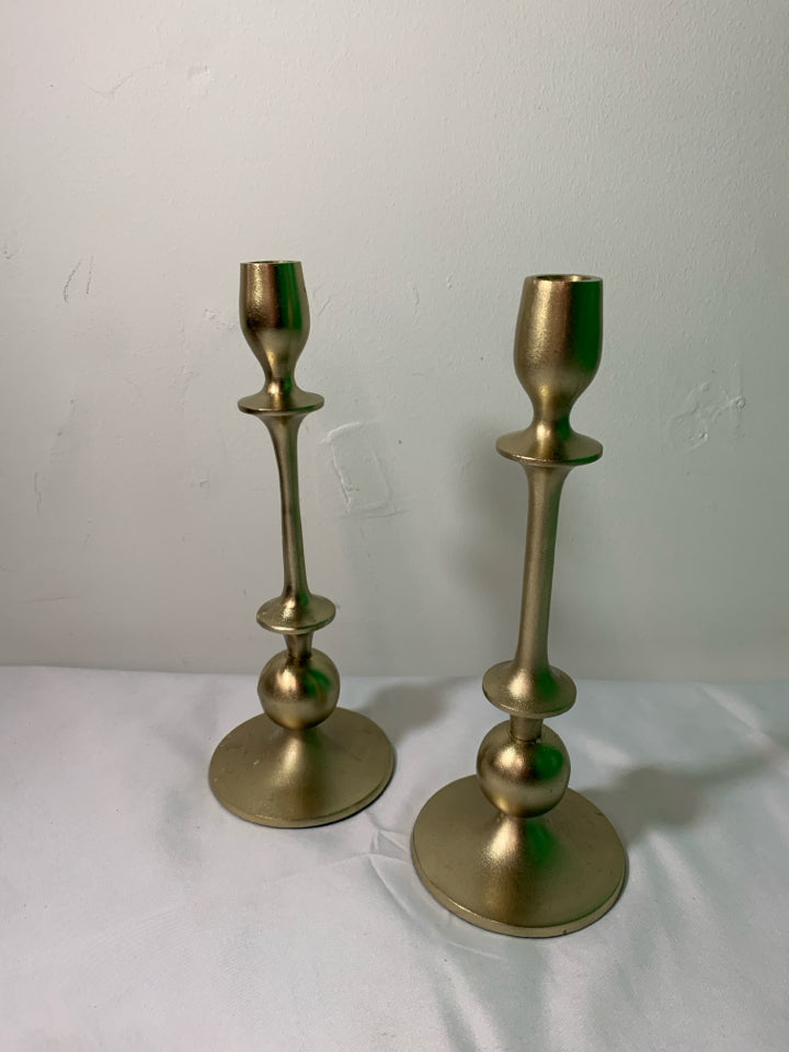 2 GOLDEN METAL TAPERED CANDLE HOLDER.