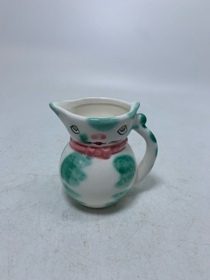 CAT SHAPED CREAMER W/ GREEN DETAILS.