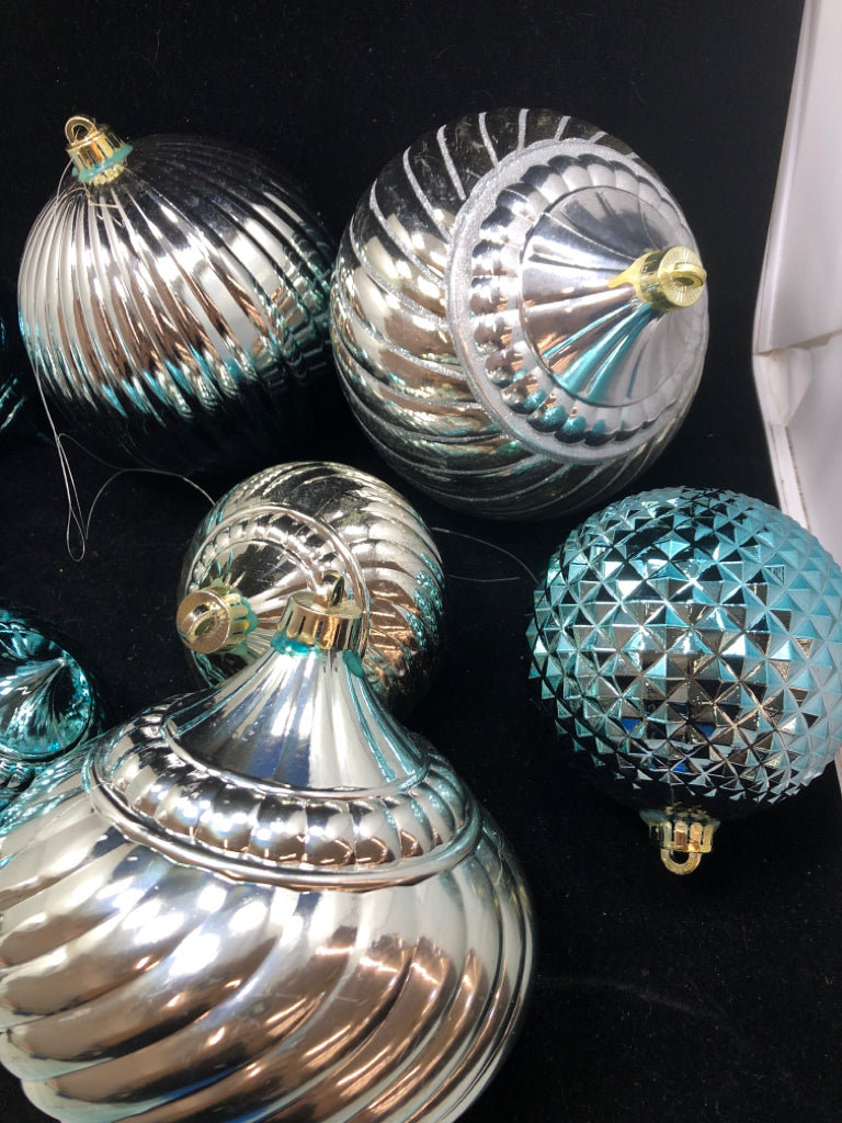 8 LG BLUE/SILVER OUTDOOR ORNAMENTS IN BAG.