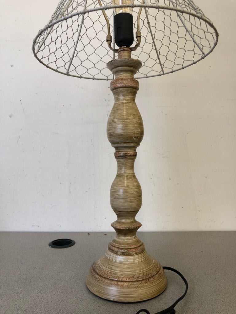 TAN DISTRESSED BASE TOUCH LAMP W/WHITE WIRE FRAME.