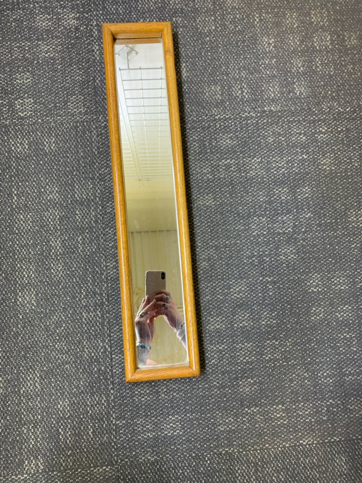 OAK WOOD RECTANGLE MIRROR.