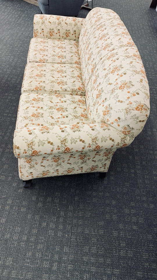 VTG FLORAL W/ DARK LEGS CREAM COUCH.