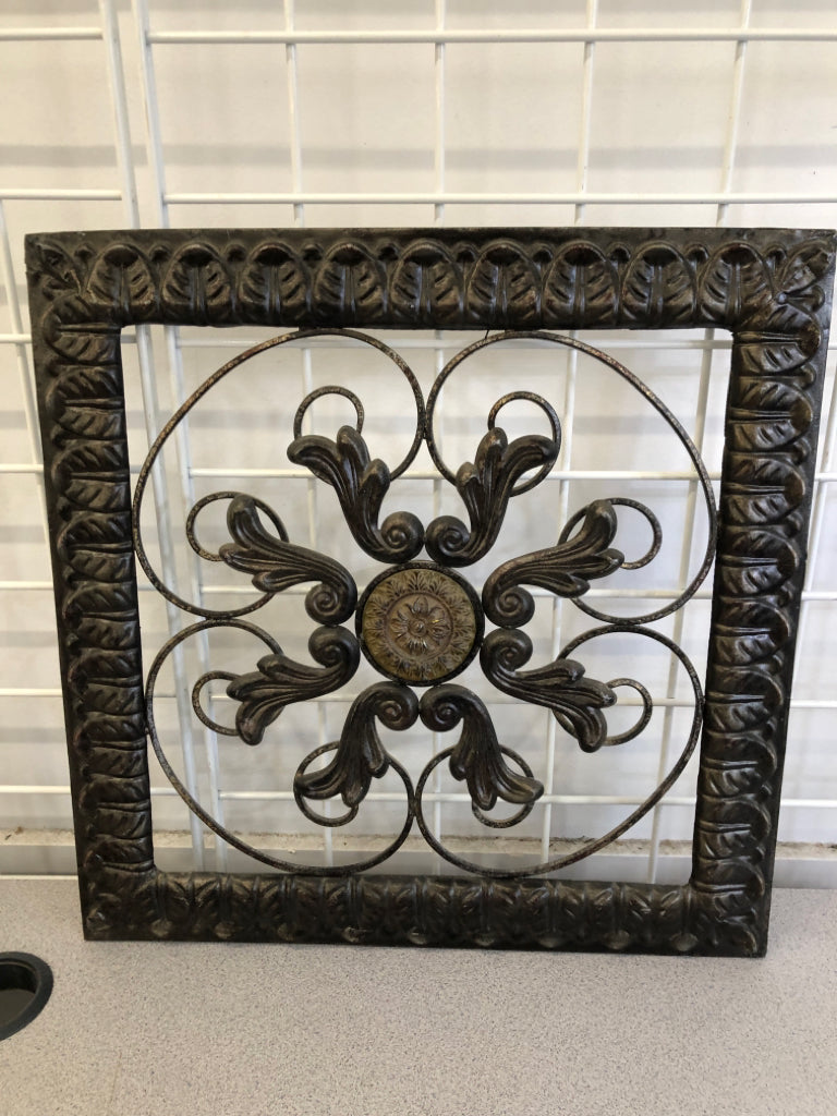 METAL FLORAL MEDALLION WALL DECOR.