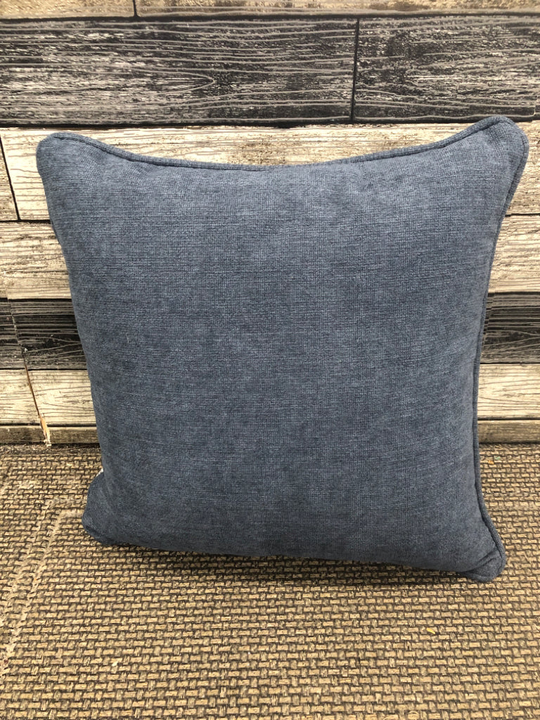 WHITE/NAVY TEXTURED ACCENT PILLOW.