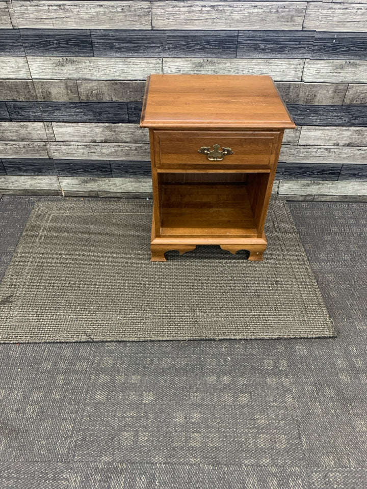 VTG STYLE MAPLE NIGHTSTAND W/DRAWER.
