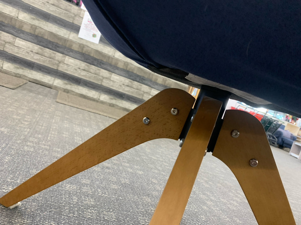 BLUE SWIVEL MODERN OFFICE CHAIR.