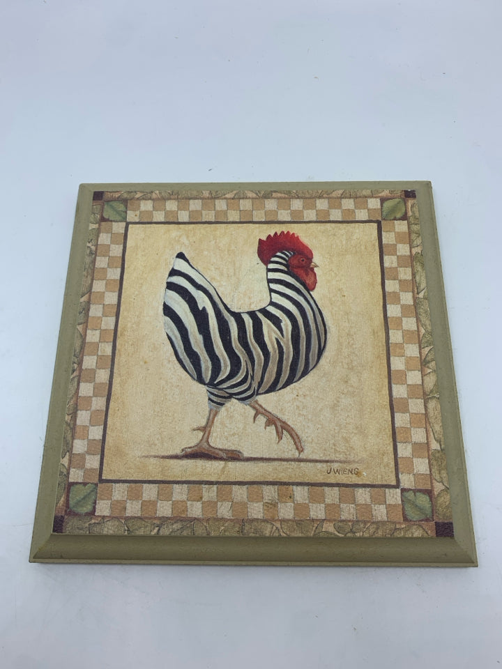 BLACK/WHITE ROOSTER WALL PLAQUE.