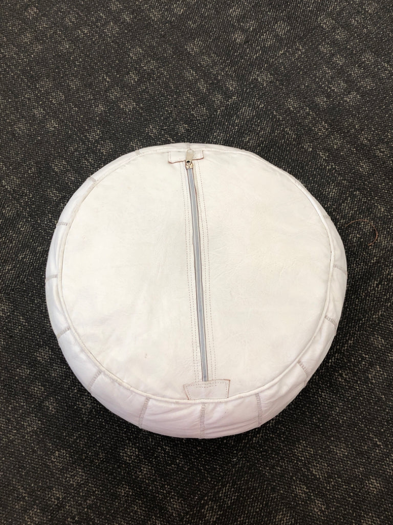 WHITE LEATHER MEDALLION POUF.