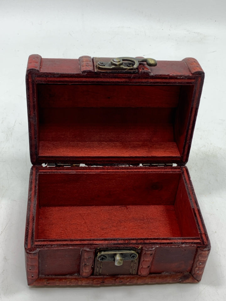 RED WOOD DECORATIVE BOX W/CLASP.