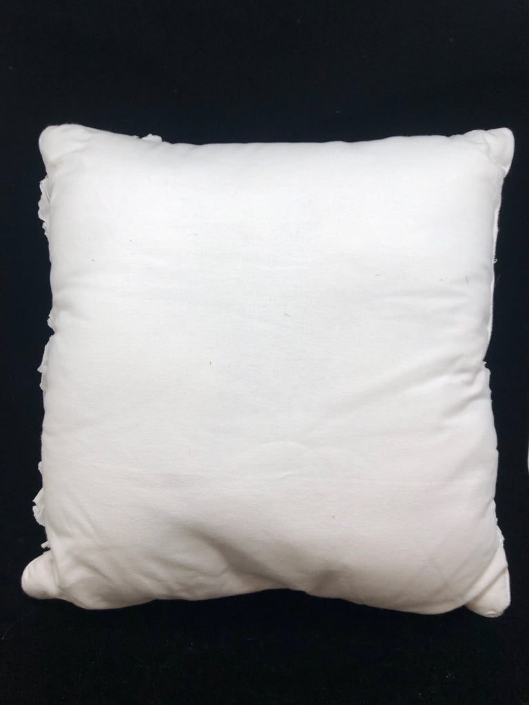 WHITE PILLOW W/RUFFLES.